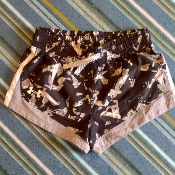 Under Armour girls sprint/athletic shorts, small, 6/7 - Picture 3 of 5